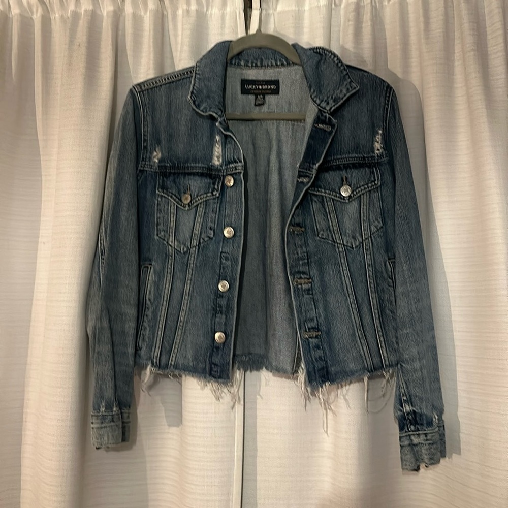 Lucky Brand The Tomboy Trucker frayed Raw Hem Crop Blue Jean Jacket. Size S